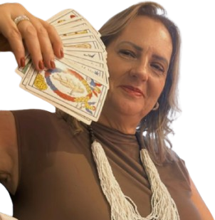 Fabi segurando um leque de cartas de tarot