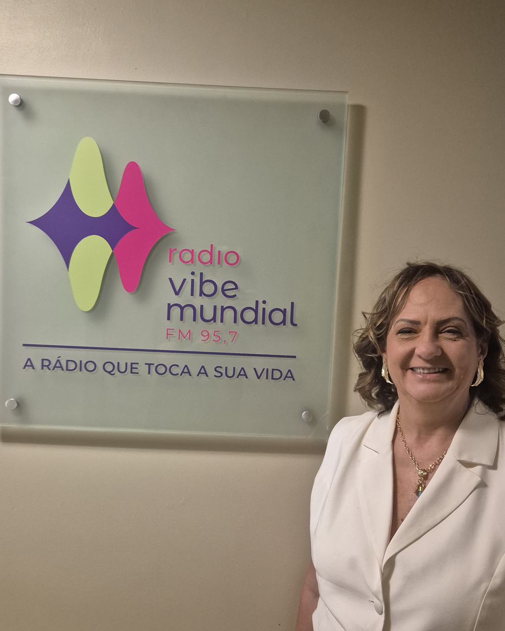 Fabi na sede da Rádio Vibe Mundial FM 95,7